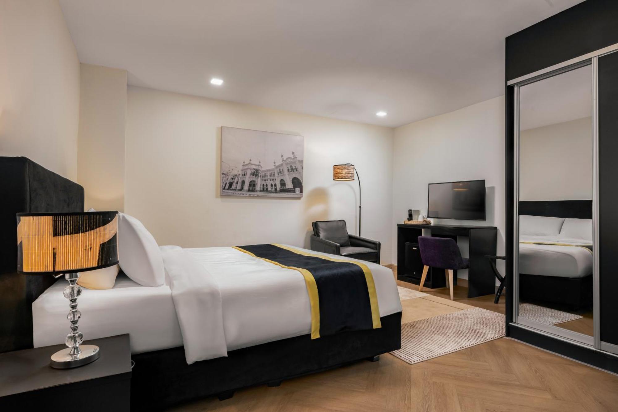 Hotel Bryqs Hotel 3*